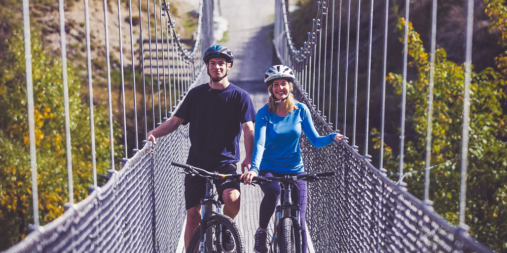 cyclists posing at the bridge