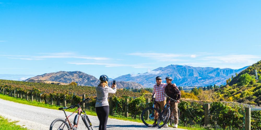 cyclists posing queenstown wineries