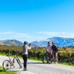 thumb_cyclists posing queenstown wineries
